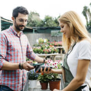 Customer paying with smartphone in a garden center pagos móviles en retail